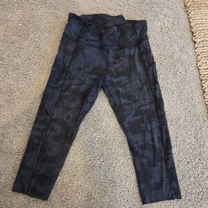 EUC dark Camo LULULEMON CAPRI STRETCH PANTS LEGGINGS